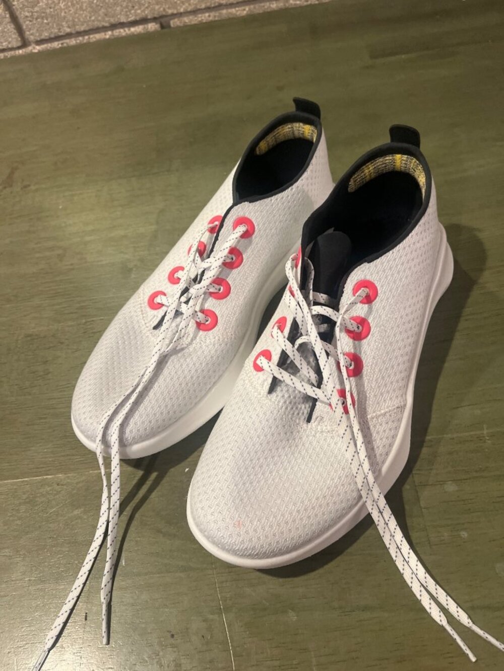 Allbirds Womens White Sneakers With Red Accents - Size 11 - Sustainable Material